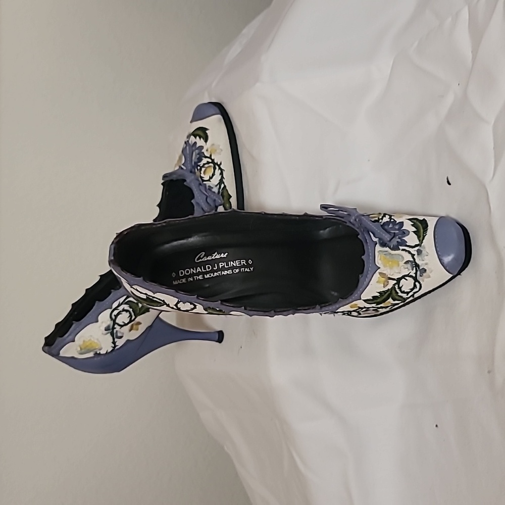 DONALD J PLINER CANVAS EMBROIDERED LEATHER PUMP SIZE 7M PRE-OWNED EXCELLENT COND
